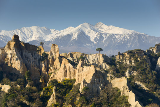 Le Canigou depuis les Orgues d'Ille sur T&ecirc;t