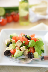 Tofu-Gemüse-Salat mit schwarzen Oliven