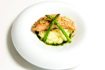 Salad mix with pears and grilled asparagus