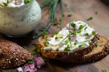 Frischer Quark mit Kräutern