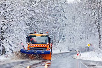 Räumfahrzeug auf verschneiter Landstraße