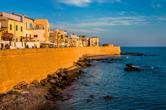 Lungomare di Alghero al tramonto, Sardegna
