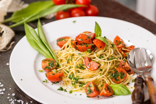 Spaghetti mit frischen Kräutern und Kirschtomaten
