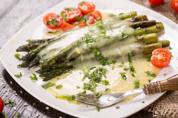 Grüner Spargel an Bärlauch- Hollandaisesauce und