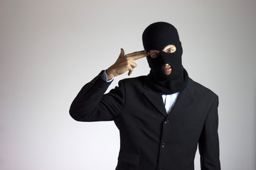 criminale con maschera e pistola (suicidio)