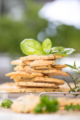 Parmesanplätzchen mit frischen Kräutern