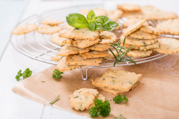 Käsecracker mit frischen Kräutern