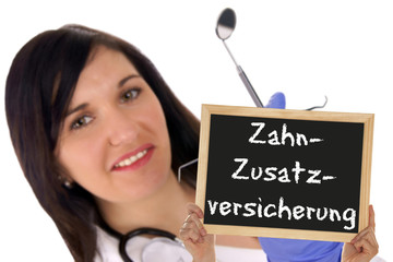 Zahnärztin mit Schild - Zahnzusatzversicherung