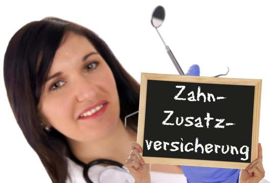 Zahn&auml;rztin mit Schild - Zahnzusatzversicherung