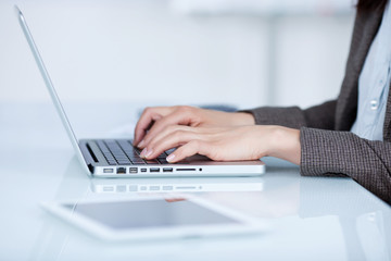 geschäftsfrau arbeitet am schreibtisch