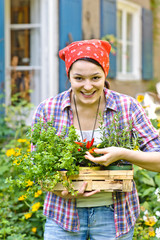 junge Frau im Garten