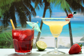cocktails  in bicchiere sulla spiaggia
