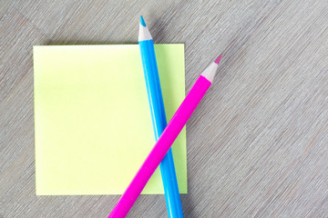 Little note on desk with colorful pencils