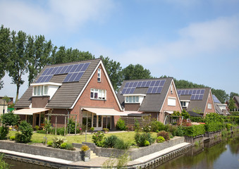 Fototapeta na wymiar Nowy budynek dla rodzin z paneli słonecznych