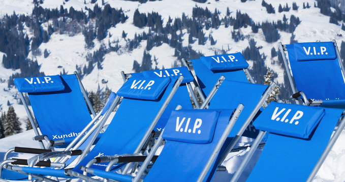 Liegestühle für V.I.P.´s auf einer Skipiste in den Alpen