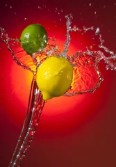 Rolgordijnen Citroen Citrusvruchten Met Water Splash © neillockhart