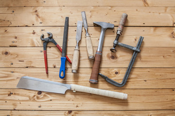 Handwerkszeug auf Parkett
