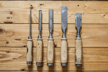 Stechbeitel auf Parkett