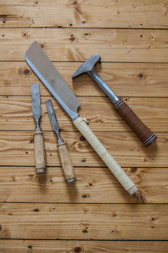 Handwerkzeug auf Parkett