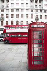 Cabine téléphonique rouge de Londres et bus rouge