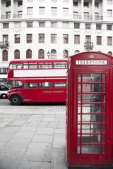 Crédence de cuisine en verre imprimé Rouge, noir, blanc Cabine téléphonique rouge de Londres et bus rouge