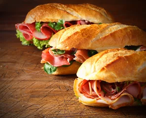 Selbstklebende Fototapeten Verschiedene leckere Baguette-Sandwiches © exclusive-design