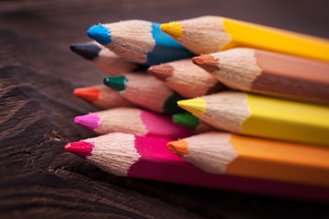 Obraz premium Close up of color pencils isolated on brown background
