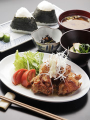おにぎりと鶏の唐揚げ