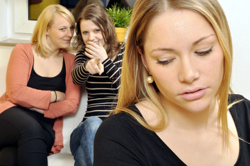 Junge Frau wird zum Mobbing-Opfer