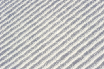 Diagonal waves (or ridges) in snow