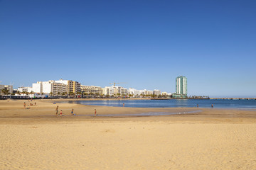 Fototapeta na wymiar Piękna plaża w Arrecife z miastem w tle