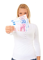 Attraktive Frau hält 80 Euro