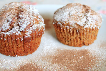 zwei muffin auf einem teller