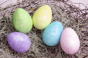 Osternest mit Eiern in verschiedenen Farben