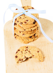 angebissener cookie vor einem stapel cookies mit blauer schleife