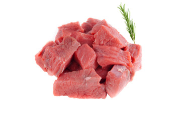 viande de bœuf  cru en morceaux sur fond blanc