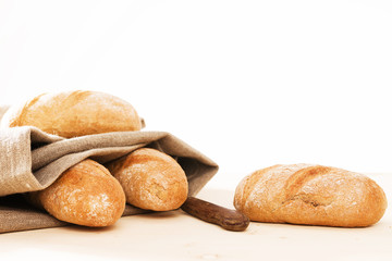 roggen brötchen mit leinen tuch und altem brotmesser