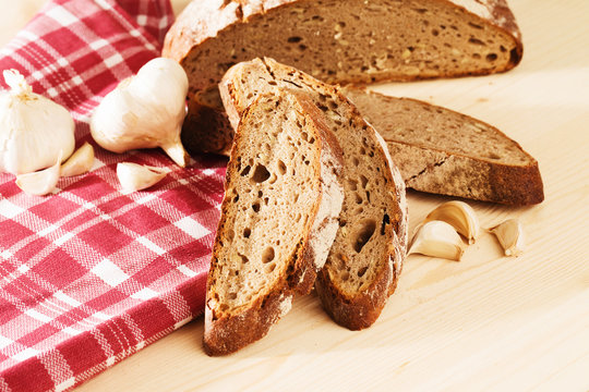 geschnittenes brot mit knoblauch