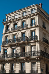 Obraz premium immeuble parisien en coin avec balcons