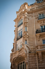 Naklejka premium immeuble parisien en coin avec balcons