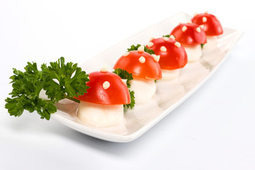 Funghetti di mozzarella e pomodorini, antipasto, fuoco selettivo