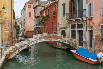 Fototapeta na wymiar Bridge with no sides in Venice