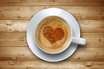 Kaffeetasse mit Herz auf Holz