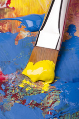 pennello artistico con pigmento giallo
