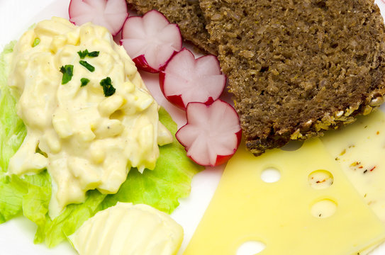 Fr&uuml;hst&uuml;ck - Brot, K&auml;se, Eiersalat und Butter