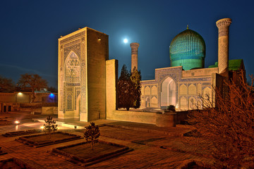 herrliches Samarkand in Usbekistan am Abend mit Vollmond