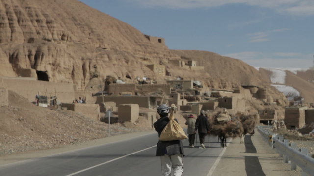 Hommes marchant sur la route, Afghanistan