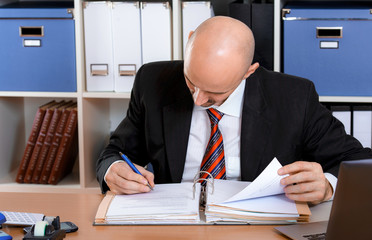 Mann arbeitet an Akte im Büro