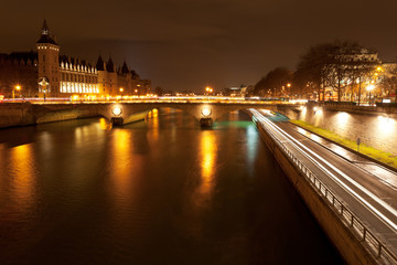 Fototapeta na wymiar quay and pont au change in Paris at night