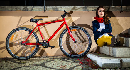 Obraz premium Urban biking - teenage girl and bike in city